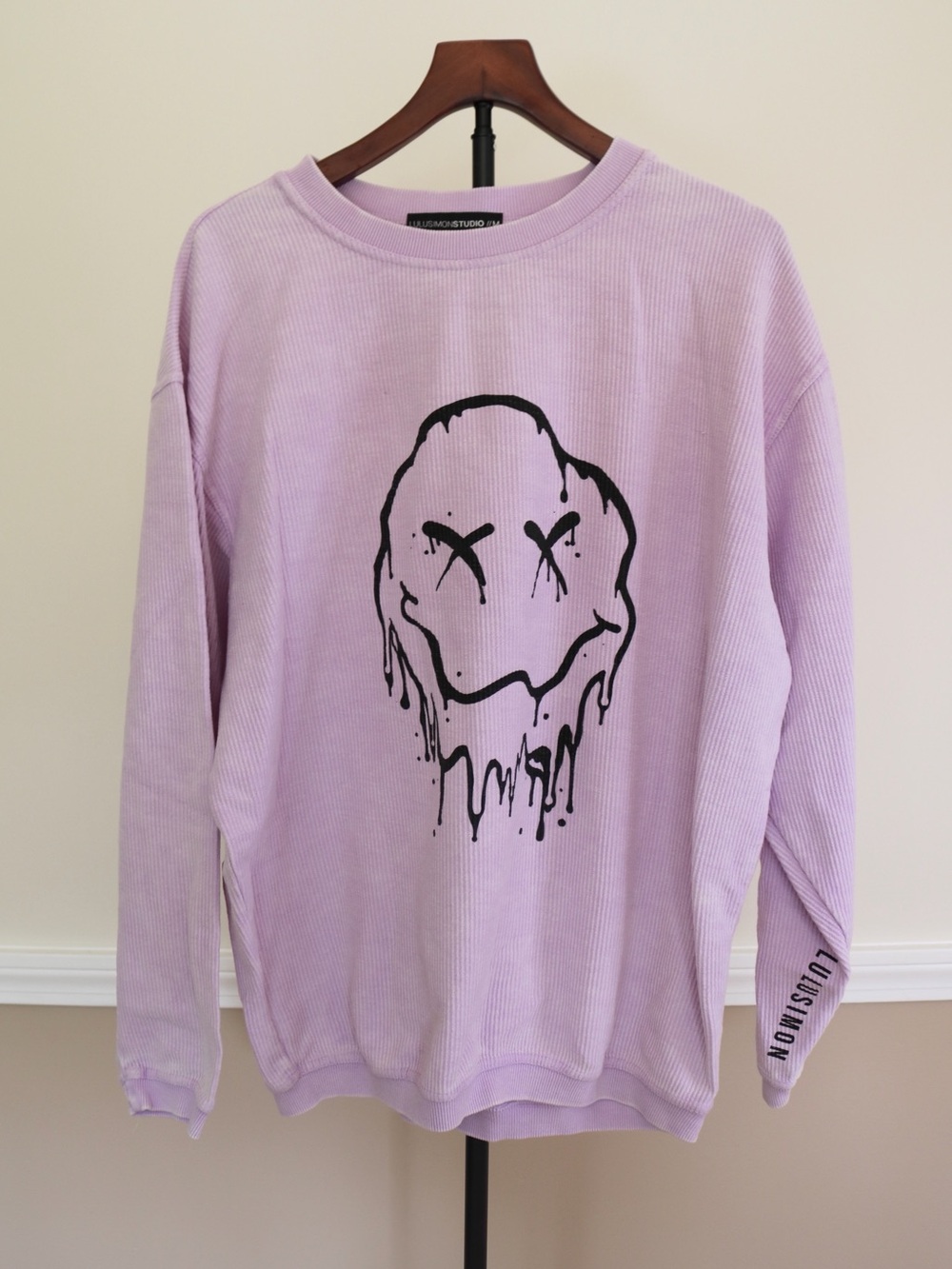 Lilac Crewneck Sweatshirt with Black Drip Face Graphic - Unbranded